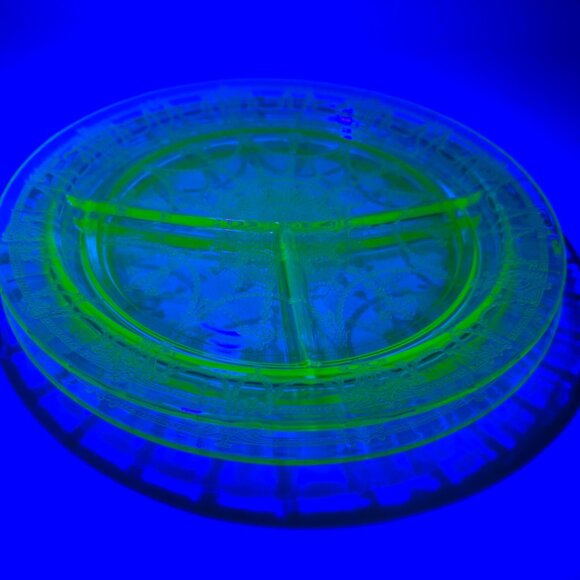 Anchor Hocking Cameo Uranium Green Divided Grill Plate 10 1/2 Inch Depression Gl - Picture 1 of 6